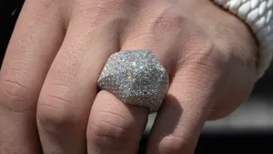 แหวนเพชรสีขาวทรงหกเหลี่ยมขนาดใหญ่10K ใน18kt แท้แหวนทองทรงโดมประดับเพชรสไตล์ยุโรปและอเมริกาสำหรับผู้หญิง - Product Image 2