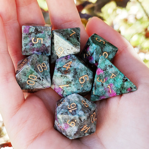 Dados de Piedra de Alta Calidad, Rubí Zoisita, Cristal Natural, Piedras Preciosas de Sanación Reiki, Dados de Piedra Grabados Personalizados, Cristal Vikingo - Product Image 4