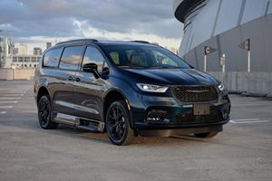 Gran Demanda: Vehículo Chrysler Pacifica Touring L 2024 para Personas en Silla de Ruedas de Roll-X Vans - Product Image 2