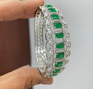 Brazalete Abrible de Alta Calidad con Acabado Dorado de Moda, con Circonitas Cúbicas, para Bodas y Compromisos, Colección para Fiestas, para Mujer - Product Image 1