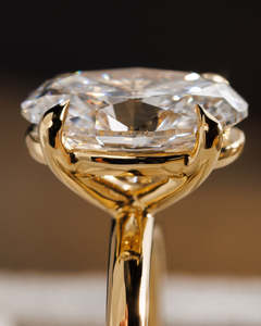 Lujosos Anillos de Compromiso de oro sólido de 18 quilates para mujer, adornados con anillos de promesa finos de diamante cultivado en laboratorio de corte ovalado de 2 quilates - Product Image 4