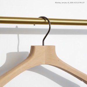Cintres écologiques en bois de hêtre brut avec crochet noir mat pour l'affichage de vêtements de luxe en boutique - Product Image 4