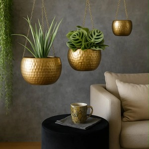 Trío de Macetas Colgantes Versátiles con Acabado Dorado, Perfectas para Plantas de Interior, Jardín Exterior, Balcón y Terraza, Procedentes de la India - Product Image 4