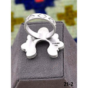Bague artisanale en argent sterling du sud-ouest avec ruban émeraude et sertissage Royston & Bezel, idéale pour un cadeau - Product Image 3