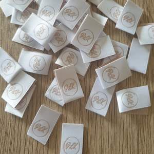 Etiquetas tejidas de poliéster de alta densidad personalizadas al por mayor para prendas de vestir zapatos bolsos tipo pliegue final para logotipo propio - Product Image 2