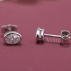 Boucles d'oreilles clous en or 18 carats avec diamant ovale solitaire cultivé en laboratoire certifié IGI, serti clos - Product Image 3
