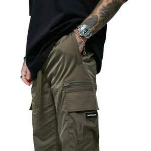 Pantalones Utilitarios Verde Oliva, Estilo Urbano, Tela Resistente, Puños Ajustables en los Tobillos, Bolsillos con Cremallera Ocultos, Corte Moderno, Comodidad Diaria - Product Image 3