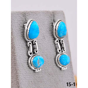 Boucles d'oreilles pendantes faites à la main en turquoise blanche et argent sterling, forme goutte d'eau avec serti clos, style Southwest - Product Image 3