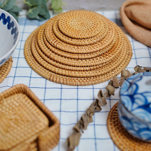 Ensemble de sous-verres de style fleur en rotin naturel fait à la main en osier rond avec support décoration de vacances écologique et cadeau fait au Vietnam - Product Image 2