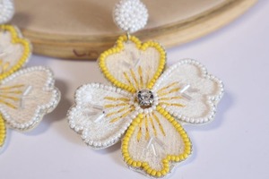 Boucles d'oreilles pendantes classiques en broderie de perles faites à la main pour femmes et filles, bijoux de mode en provenance d'Inde pour les tenues de soirée - Product Image 5