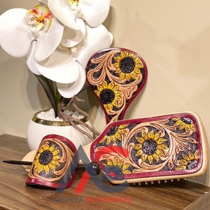 Ensemble de coiffeuse 3 pièces en bambou tournesol en cuir usiné de créateur Accessoires pour cheveux de qualité supérieure Ensemble brosse à cheveux miroir à main et bâtonnets à cheveux - Product Image 1