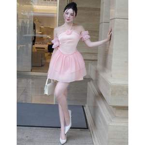 Le meilleur choix de robe sophistiquée au-dessus du genou pour les fêtes-avec col en V et manches bouffantes, parfaite pour faire une déclaration - Product Image 2