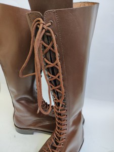 Botas Largas de Cuero Marrón con Ojales y Ganchos Metálicos - Product Image 4