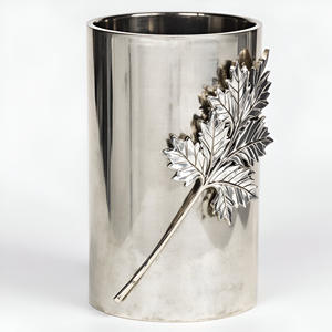 Vase contemporain en acier inoxydable argenté Cylindre métallique élégant avec design de feuille complexe pour vases décoratifs modernes pour la maison et le bureau - Product Image 1