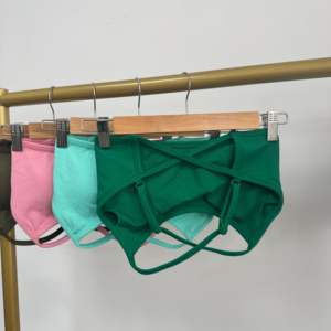 บราออกกำลังกายผ้าไนลอนสแปนเด็กซ์ระบายอากาศระบายอากาศระบายอากาศได้สำหรับเล่นโยคะฟิตเนสแบบครอสแบคโลโก้ออกแบบได้ตามต้องการ - Product Image 1