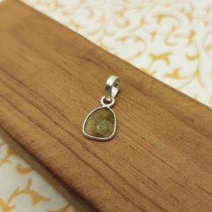 Vente en gros de collier pendentif en pierre d'apatite minimaliste en argent sterling 925 bijoux artisanaux faits à la main avec pendentifs à breloque pour elle - Product Image 2