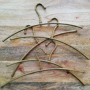 Nuevo diseño clásico, colgador de ropa en tono dorado de latón, colgador de vestido de boda para boutique, colgador de exhibición a precios razonables - Product Image 1