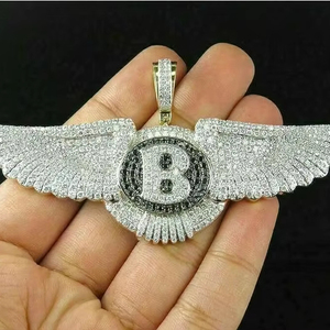 Joyería Infantil Clásica de Moissanita con Corte Baguette Redondo, Hecha a Mano, de Primera Calidad, con Efecto Iced Out, Dijes para Fiestas - Product Image 1