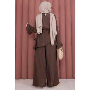 Conjunto Casual de Dos Piezas en Crepé Color Café, Túnica con Volantes en Capas y Pantalones, Talla XS, Diseño sin Cuello, Primavera/Verano - Product Image 6