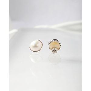 Boucles d'oreilles clous en perles blanches nacrées - Product Image 2