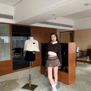 Conjunto de 2 Piezas de Moda para Verano: Top de Punto en Capas de Longitud Regular y Minifalda a Cuadros, Estilo Urbano, Ecológico y Transpirable - Product Image 1