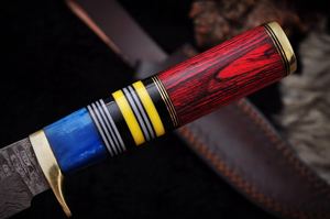 Couteau de camping et de chasse en acier Damas artisanal, lame partiellement dentelée, manche en bois et résine, accessoires en laiton, étui en cuir italien - Product Image 3