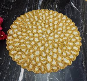 Napperon en perles de fleurs de dahlia dorées faites à la main - Product Image 3