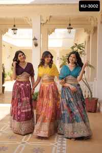 Robe de style moderne pour femmes et Lehenga Choli en soie taffetas avec un travail de broderie lourd et un dupatta fantaisie pour mariage - Product Image 3