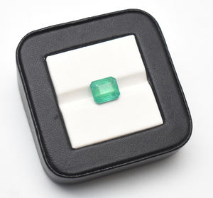 Natural Emerald, Octagon Emerald Cut AA/A Quality Faceted Gemstone , Size- 9.5X8 MM 3.40 Carat Weight Columbian <b>Shade</b> Emerald - Product Image 3