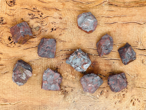 Vente en gros de pierres brutes d'hématite sculptées, cristal naturel Feng Shui, porte-bonheur pour la décoration de la maison et les cadeaux - Product Image 2