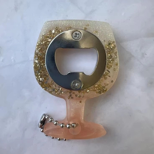 Décapsuleur décoratif unique en résine avec un look traditionnel idéal pour les maisons de style campagnard et les concepts de style intérieur vintage - Product Image 1