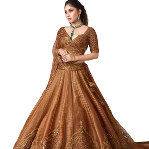Achetez maintenant : Ensemble Lehenga Choli de créateur en tissu de soie pure avec broderie au fil, spécial Haldi pour mariée, avec Dupatta, Cancan et attache en toile - Product Image 1