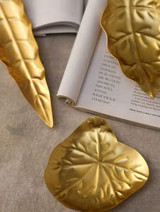 AK Handicrafts Bandeja de servicio de metal dorado de lujo personalizada con forma de hoja de vidrio Diseño personalizado para uso doméstico y comercial - Product Image 3