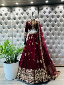 เสื้อเจ้าสาวสีแดงเข้มสวยชุดเดรส lehenga & dupatta บนกำมะหยี่พร้อมลูกปัดแก้วคริสตัลประดับประดาทำงาน dabka สำหรับงานแต่งงาน = 2025 - Product Image 2