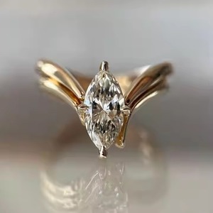 VS1 Ensemble de bagues de fiançailles en diamant de laboratoire de taille marquise en or massif 18 carats avec alliance à courbe unique - Product Image 1