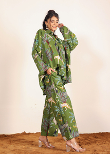 Ensemble 2 pièces de haute qualité vert multicolore thème tropical imprimé chemise longue surdimensionnée pantalon à jambes larges naturel écologique boutonné - Product Image 3