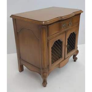 Tables de chevet en acajou provinciales françaises exquises avec accents en laiton ornés et portes en treillis, tables de chevet artisanales pour Ele - Product Image 6