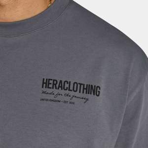 เสื้อยืดผ้าฝ้าย100% สำหรับผู้ชายสไตล์อนิเมะทรงโอเวอร์ไซส์ทรงแบนขนาดใหญ่ออกแบบได้ตามต้องการ - Product Image 4