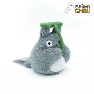 Figurine en peluche Mon voisin Totoro avec feuille, design végétal unique pour les fans d'anime - Product Image 4