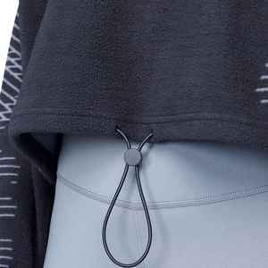 Sudadera corta para mujer hecha con material suave y cálido que garantiza comodidad, ajuste relajado y moda urbana moderna. - Product Image 4