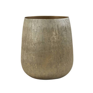 Vase à fleurs en métal New Look de haute qualité avec finition noire au design antique pour des accents de maison luxueux - Product Image 3