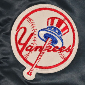 Chaqueta universitaria de satén ligera personalizada OEM para hombre, ropa de calle de béisbol con cuello levantado y forro suave con cierre a presión - Product Image 3