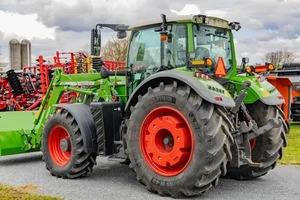 Livraison rapide Tracteurs Fendt économiques à vendre Moteur à faible consommation de carburant Boîte de vitesses automatique Roues robustes Terres en pente et plates - Product Image 5