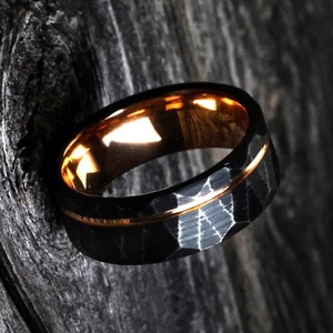 Anillo martillado de roca de acero de carburo de tungsteno, regalo de anillo de acero de Damasco Twist Pattran para su compromiso y su anillo de bodas. - Product Image 4