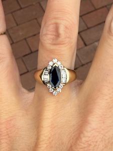 Bague de luxe vintage 2026 en or jaune 14 carats avec saphir bleu taille marquise et diamants taille baguette, idéale pour un cocktail ou un mariage - Product Image 4