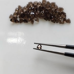 ควอตซ์สโมคกี้ธรรมชาติ 3 มม. ทรงทริลเลียนคัท คุณภาพดีที่สุด พลอยเม็ดเดี่ยวสำหรับทำเครื่องประดับ - Product Image 2