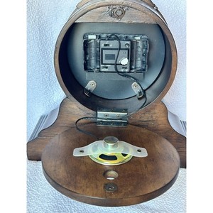 Reloj de mesa de madera que eleva la decoración interior con una artesanía de sofisticación sutil que garantiza una belleza equilibrada y duradera. - Product Image 2