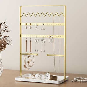 Support d'affichage pour boucles d'oreilles en métal doré avec deux barres suspendues et base en bois naturel disponible à prix de gros - Product Image 1