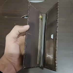 Cartera Minimalista Moderna de Dos Pliegues para Hombre con Acabado Texturizado Duradero y Compartimentos Interiores Detallados de Lujo para Tarjetas - Product Image 4