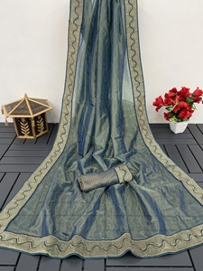 Vêtements indiens et pakistanais de soirée en filet doré à deux nuances, de style Bollywood indien et exclusif de créateur - Product Image 2